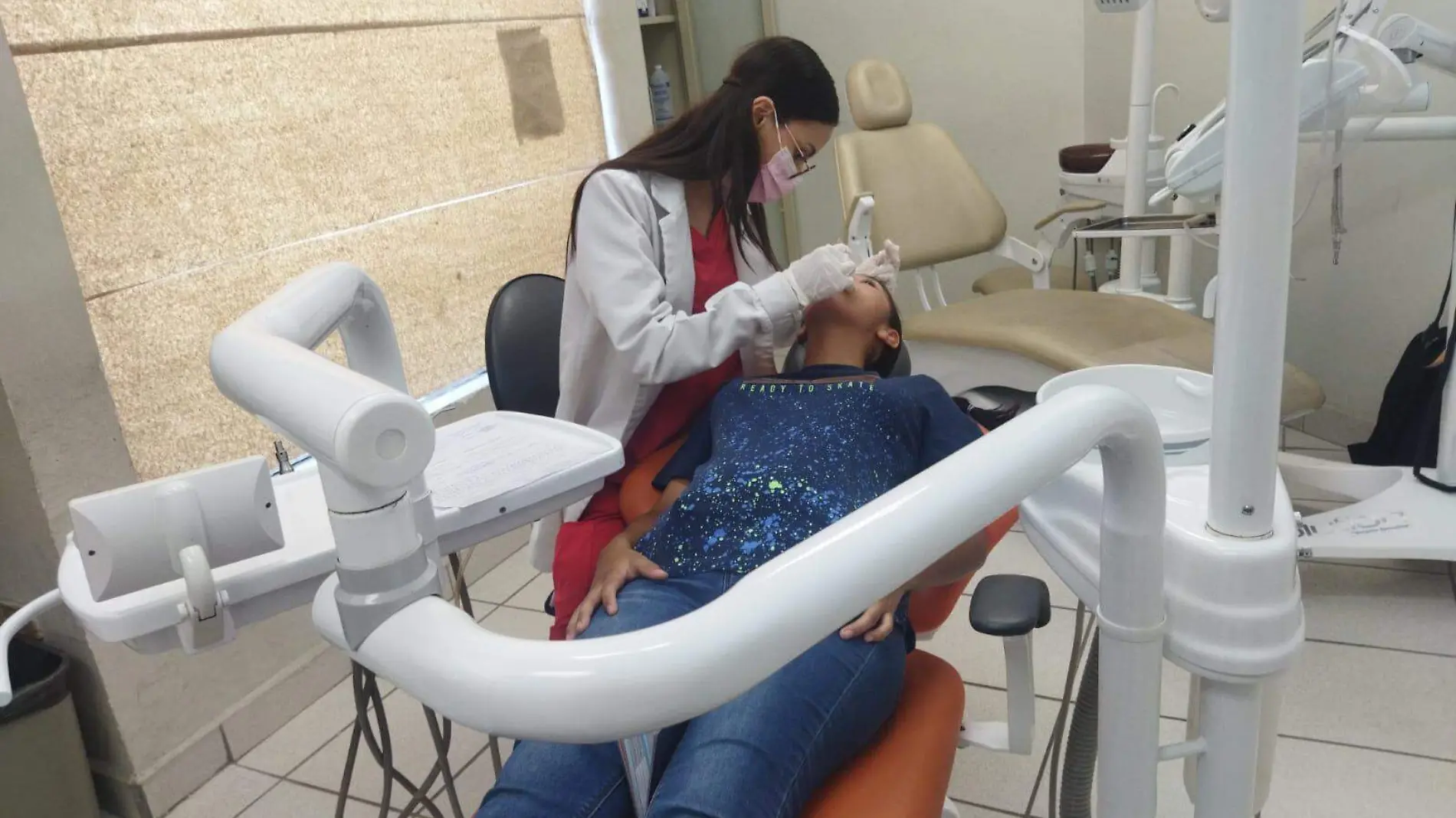 Es importante acudir a revisiones dentales periódicamente para detectar y prevenir enfermedades dentales